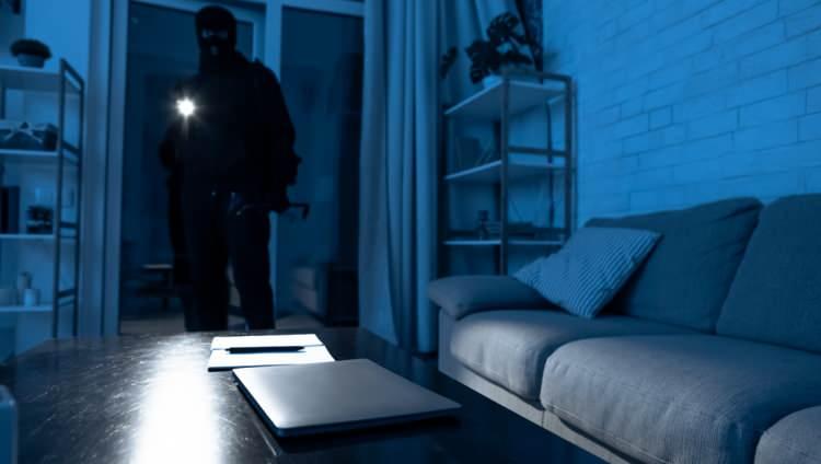 <p><strong>İtalya'nın Pordenone kentinde ilgin&ccedil; bir hırsızlık vakası ger&ccedil;ekleşti. Ş&uuml;phelilerin hırsızlık i&ccedil;in girdiği evde, işler pek de tahmin ettikleri gibi gitmedi.</strong></p>
