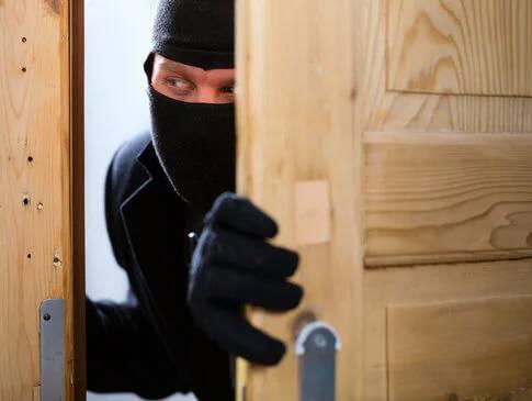 <p><strong>Pencereyi zorlayarak eve giren hırsızlar, k&uuml;&ccedil;&uuml;k bir kutu i&ccedil;erisinde buldukları sarımsı ve parlak taşları m&uuml;cevher sanıp alarak ortadan kayboldular.</strong></p>
