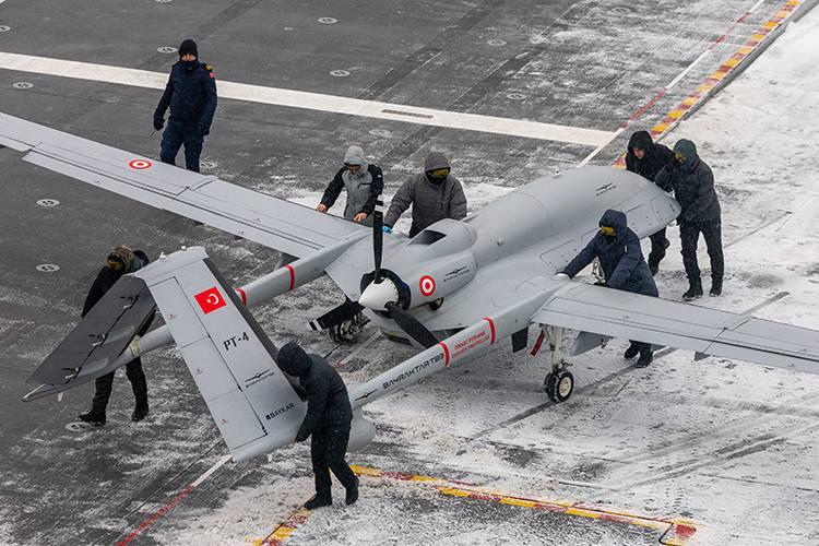 <p>Şu sıralar &ouml;zellikle Batı medyasının manşetlerini Bayraktar TB-3&rsquo;&uuml;n NATO tatbikatı kapsamında denizin ortasında g&ouml;revli TCG Anadolu&rsquo;ya otomatik iniş-kalkış yaptığı anlar s&uuml;sl&uuml;yor.</p>
