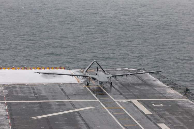 <p>NATO&rsquo;nun &uuml;st d&uuml;zey askeri heyetlerinin &ouml;n&uuml;nde buz gibi bir havada TCG Anadolu&rsquo;dan havalanan Bayraktar TB-3 g&ouml;revini icra etti.</p>
