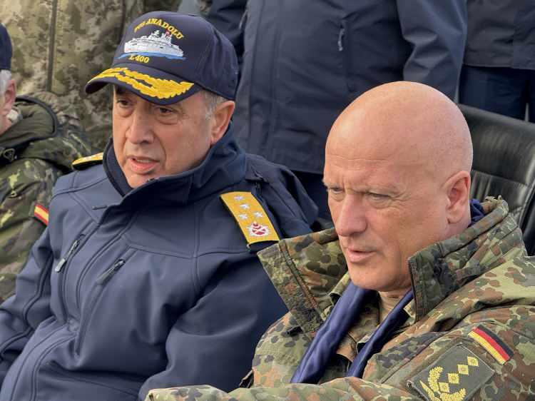 <p>Bu kapsamda T&uuml;rkiye, &Ccedil;in ve ABD&rsquo;yi davet ettiler. T&uuml;rkiye adına Bayraktar TB-2 sahne alacaktı. ABD ise en gelişmiş sistemlerinden biri olan Predator ile Kuveyt&rsquo;e geldi. &Ccedil;inliler de benzer şekilde o sınıftaki en başarılı hava aracıya demo g&uuml;n&uuml;nde boy g&ouml;sterecekti.</p>
