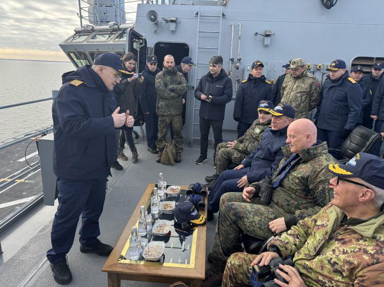 <p>Demo g&uuml;n&uuml; hava sıcaklığı 42 derecenin &uuml;zerindeydi. &Ccedil;&ouml;le yakın b&ouml;lgede yapılacak test u&ccedil;uşlarının hemen &ouml;ncesinde kum fırtınası da başladı. O d&ouml;nem yabancı haber sitelerinde yazıldığına g&ouml;re ABD de &Ccedil;in de bu zorlu şartları g&ouml;r&uuml;nce İHA&rsquo;larını kaldırmaktan vazge&ccedil;ti.</p>
