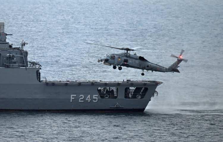 <p>Sadece kalkış yapmakla kalmadı, o g&uuml;n tam 27 saat 3 dakika kesintisiz u&ccedil;arak tarihi bir rekora imza attı. Bu aynı zamanda tek bir kalkışta Kuveyt&rsquo;in &ccedil;evresini 4 kez katetmiş olmak anlamına geliyordu.</p>
