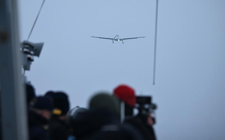 <p>B&ouml;ylece zorlu deniz şartları, soğuk hava ya da ansızın şiddetini, y&ouml;n&uuml;n&uuml; değiştiren r&uuml;zgar gibi etmenlere rağmen TB-3, TCG Anadolu&rsquo;ya kusursuz bir şekilde inebildi.</p>
