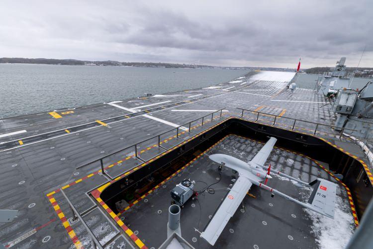 <p>&Ccedil;&uuml;nk&uuml; iki platform, &uuml;zerinde taşıdıkları &ccedil;ok hassas elektronik sistemlerle mesafe, a&ccedil;ı, tekerin ilk konacağı nokta gibi kritik unsurları mili saniyeler i&ccedil;inde kuyumcu terazisi hassasiyetinde hesapladı. Ve nihayetinde iki platform aslında tek bir unsur gibi hareket edip operasyonun başarıyla ger&ccedil;ekleşmesini sağladı.</p>

<p>&nbsp;</p>
