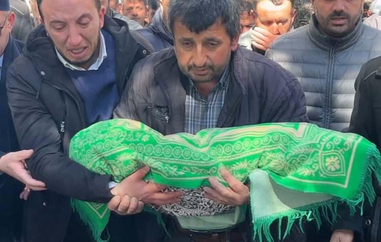 <p><span style="color:#A52A2A"><strong>8 AYLIK BEBEĞİN CENAZESİNİ DEDESİ KUCAĞINDA TAŞIDI&nbsp;</strong></span></p>

<p>&nbsp;</p>

<p>Namazlarının kılınmasının ardından cenazeler, mezarlığa g&ouml;t&uuml;r&uuml;ld&uuml;. 8 aylık Mustafa Efe Doğantekin&rsquo;in cenazesini, <strong><em>dedesi Oğuz Sağlık kucağında taşıyarak mezarlığa g&ouml;t&uuml;rd&uuml;.</em></strong></p>
