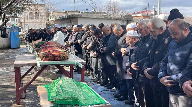 <p>Eve giren ekipler anne, baba ve bebeklerini yerde hareketsiz yatarken buldu.&nbsp;</p>
