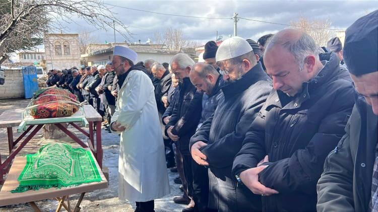 <p><span style="color:#A52A2A"><strong>SOBADAN SIZAN KARBONMONOKSİT GAZI 3 CAN ALDI&nbsp;</strong></span></p>

<p>&nbsp;</p>

<p>Sağlık g&ouml;revlilerinin kontrol&uuml;nde; Azime-Sefer Doğantekin ve Mustafa Efe bebeğin,<strong><em> sobadan sızan karbonmonoksit gazından zehirlenip hayatını kaybettiğini belirledi.&nbsp;</em></strong></p>
