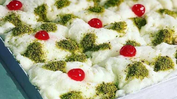 <p><strong>G&Uuml;LLA&Ccedil; TARİFİNİN YAPILIŞI:</strong></p>

<p>&nbsp;</p>

<p><strong>1)S&Uuml;T&Uuml; HAZIRLAYIN</strong></p>

<p>S&uuml;t&uuml; geniş bir tencereye alın ve &uuml;zerine şekeri ekleyin. Orta ateşte, şeker tamamen eriyene kadar karıştırarak ısıtın. S&uuml;t kaynamamalı; el yakmayacak ama sıcak hissedilecek kıvamda olmalı. İsterseniz vanilini bu aşamada ekleyebilirsiniz.</p>

<p>&nbsp;</p>
