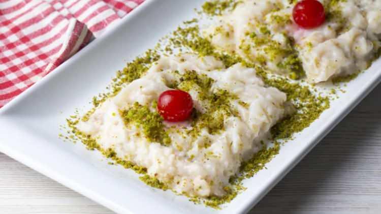 <p><strong>2)YAPRAKLARI ISLATIN</strong></p>

<p>&nbsp;</p>

<p>Geniş ve kenarlı bir tepsi se&ccedil;in. İlk g&uuml;lla&ccedil; yaprağını parlak y&uuml;z&uuml; &uuml;ste gelecek şekilde tepsiye yerleştirin. &Uuml;zerine bir kep&ccedil;e sıcak s&uuml;t gezdirerek her yerinin ıslanmasını sağlayın.</p>

<p>&nbsp;</p>
