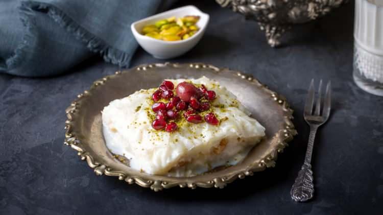 <p><br />
<strong>6)S&Uuml;SLEYİN VE SERVİS EDİN</strong></p>

<p>&nbsp;</p>

<p>Servis &ouml;ncesinde &uuml;zerini nar taneleri, toz Antep fıstığı veya Hindistan ceviziyle s&uuml;sleyin. Dilimleyerek soğuk servis yapın.</p>
