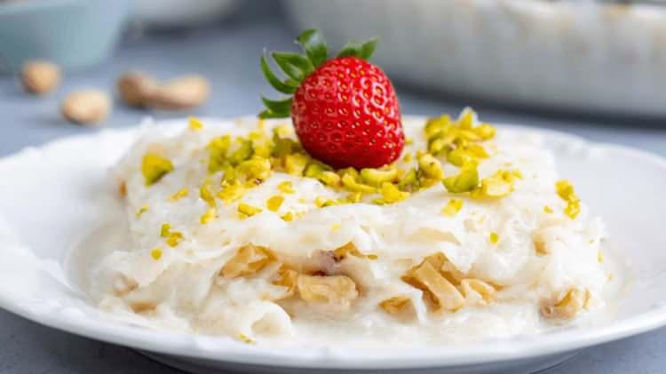 <p><strong>YAPRAKLARIN PARLAK Y&Uuml;Z&Uuml; &Uuml;STE GELMELİ</strong></p>

<p>&nbsp;</p>

<p>G&uuml;lla&ccedil; yapraklarını tepsiye dizerken parlak y&uuml;zey &uuml;ste gelecek şekilde yerleştirin. Bu, s&uuml;t&uuml; daha dengeli &ccedil;ekmesini sağlar.</p>

<p>&nbsp;</p>

<p><strong>S&Uuml;T&Uuml; EŞİT BİR ŞEKİLDE DAĞITIN</strong></p>

<p>&nbsp;</p>

<p>Her yaprağın her noktasına s&uuml;t değmeli. Kep&ccedil;eyle gezdirirken kenarları kuru bırakmamaya &ouml;zen g&ouml;sterin. Aksi halde bazı b&ouml;lgeler sert kalabilir.</p>
