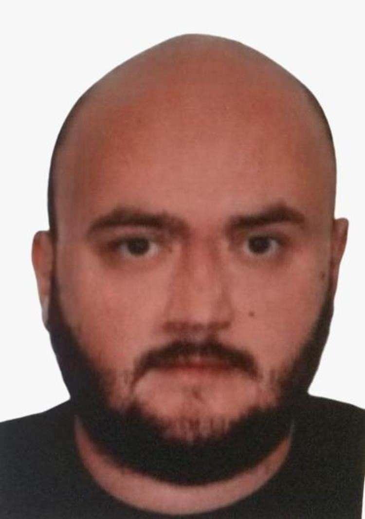 <p><span style="color:#A52A2A"><strong>BOĞAZINI KESİP BI&Ccedil;AKLADI&nbsp;</strong></span></p>

<p>&nbsp;</p>

<p>Arka koltukta oturan Oğuz'un, boğazını kesip sırtından 2 kez bı&ccedil;akladığı Ekşi hayatını kaybetti.&nbsp;</p>

<p>&nbsp;</p>

<p>Ara&ccedil;taki &ccedil;ek, senet ve ziynet eşyalarını alan Oğuz, Mudanya'daki sevgilisinin evine gitti.</p>
