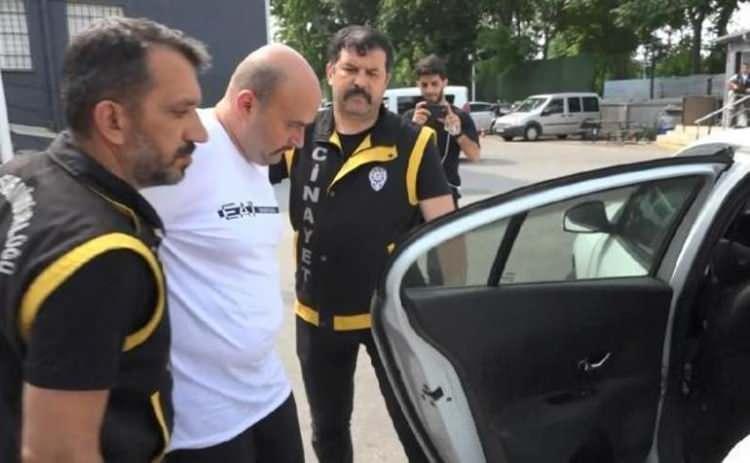 <p>Olay g&uuml;n&uuml;n&uuml; anlatan Oğuz, <strong><em>"Patronumun kullandığı otomobille Kent Meydanı'na geldik. Yolculuk sırasında Mustafa, tahsilatında sıkıntı yaşadığımız &ccedil;ekleri &ccedil;ıkartıp, hesaplamaya başladı. Şirkette bulunan senetlerle ilgilendiğim i&ccedil;in bana d&ouml;nerek sinirli bir halde, 'Biz bu ara&ccedil;ları neden sattık' diyerek bağırmaya başladı. Sonra da otomobilden inmemi s&ouml;yledi. Ben de indim. Bir s&uuml;re sonra tekrar bindiğimde, arka koltukta oturmamı istedi. &Ouml;fke problemi olan Mustafa, bana bu kez, 'Seni &ouml;ld&uuml;r&uuml;r&uuml;m' diyerek tehdit edip, otomobilin gizli b&ouml;l&uuml;m&uuml;nde sakladığı silahına doğrultunca, ben de ara&ccedil;ta yerde olan bı&ccedil;ağı alıp, sağ omzuna sapladım. Boğazından kan geldiğini g&ouml;r&uuml;nce bı&ccedil;ağın boynuna isabet ettiğini fark ettim. Sonra ortada kalmaması i&ccedil;in otomobilde bulunan &ccedil;ek, senet ve ziynet eşyaları ile cep telefonunu aldım. Bunu panik halinde olduğum i&ccedil;in yaptığımı d&uuml;ş&uuml;n&uuml;yorum. Olay yerinden ayrıldıktan sonra bir taksiye binerek, &ouml;nce sevgilimin evine gidip kanlı kıyafetlerimi değiştirdim. Ardından oto tamirhanesi bulunan bir arkadaşımın iş yerine giderek, elimdeki &ccedil;ek, senet ve altınları arkadaşıma teslim ettim. Ardından da polise teslim oldum."</em></strong> dedi.</p>
