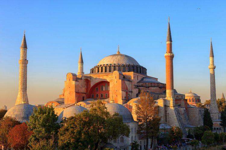 <p><span style="color:#A52A2A"><strong>AYASOFYA CAMİİ</strong></span></p>

<p>&nbsp;</p>

<p>537 yılında inşa edilen Ayasofya Camii 2 farklı medeniyete ev sahipliği yapan, &ouml;nce kilise, ardından cami, m&uuml;ze ve son olarak tekrar cami olan bir yapı.</p>

<p>&nbsp;</p>

<p>Bizans d&ouml;neminde şehrin en b&uuml;y&uuml;k kilisesi olan yapı İstanbul&rsquo;un fethiyle birlikte ulu cami niteliği kazanarak zamanla bir k&uuml;lliye g&ouml;r&uuml;n&uuml;m&uuml;ne kavuştu.</p>

<p>&nbsp;</p>

<p>86 yıl boyunca m&uuml;ze olarak kullanıldıktan sonra&nbsp;<em><strong>24 Temmuz 2020&rsquo;de</strong></em>&nbsp;yeniden ibadete a&ccedil;ılan&nbsp;<em><strong>Ayasofya-i Kebir Cami-i Şerifi&rsquo;nde</strong></em>&nbsp;yerli ve yabancı turist yoğunluğu yaşanıyor.&nbsp;</p>

<p>&nbsp;</p>
