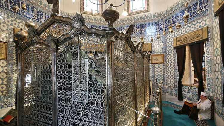 <p><span style="color:#A52A2A"><strong>AZİZ MAHMUD H&Uuml;DAİ EFENDİ T&Uuml;RBESİ</strong></span></p>

<p>&nbsp;</p>

<p>Ko&ccedil;hisarlı olan Aziz Mahmud H&uuml;dai Hazretleri, 1541 yılında doğmuş ve 8 padişah devri g&ouml;rm&uuml;ş İstanbul&rsquo;un t&uuml;rbeleri arasında en &ccedil;ok ziyaret edilen d&ouml;rt &ouml;nemli alimden biridir.</p>

<p>&nbsp;</p>

<p>G&ouml;rd&uuml;ğ&uuml; r&uuml;ya &uuml;zerine malını m&uuml;lk&uuml;n&uuml; satarak Bursa&rsquo;da fakirlere dağıtan Aziz Mahmud H&uuml;dai Efendi, &Uuml;ftade Hazretlerinin tarikatına girmiştir.</p>

<p>&nbsp;</p>

<p>Mahmud H&uuml;dai Efendi, bir s&uuml;re sonra İstanbul&rsquo;a gelerek &Uuml;sk&uuml;dar&rsquo;da kendi dergahını kurup &ouml;ğrenci yetiştirmeye başlamıştır.</p>

<p>&nbsp;</p>

<p>Otuza yakın Arap&ccedil;a ve T&uuml;rk&ccedil;e kitabı bulunan Mahmud H&uuml;dai Hazretleri, 1628 yılında vefat etmiştir.</p>
