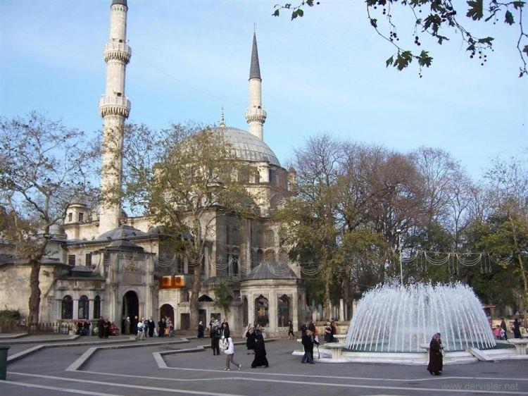 <p><span style="color:#A52A2A"><strong>EY&Uuml;P SULTAN CAMİİ VE T&Uuml;RBE</strong></span></p>

<p>&nbsp;</p>

<p>Ramazan&rsquo;da en &ccedil;ok ziyaret edilen noktalardan biri de Ey&uuml;p Sultan Camii ve T&uuml;rbesi.</p>

<p>&nbsp;</p>

<p>Peygamber Efendimiz Hz. Muhammed&rsquo;i Medine&rsquo;de evinde misafir eden Ebu Eyyub el-Ensari&rsquo;nin kabrinin bulunduğu bu kutsal mekan, sabah namazından itibaren yoğun ilgi g&ouml;r&uuml;yor.</p>

<p>&nbsp;</p>

<p>&Ouml;zellikle Ramazan ayında sık sık ziyaret edilen Ey&uuml;p Sultan Camii ve T&uuml;rbesi, her g&uuml;n g&uuml;l suyuyla temizlenerek g&uuml;n&uuml;n her saati misafirlerini kabul ediyor.</p>

<p>&nbsp;</p>
