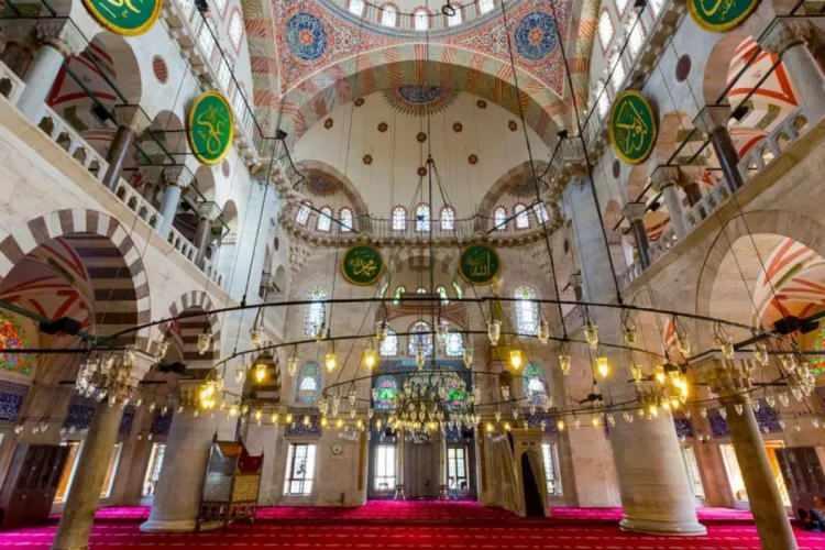 <p><span style="color:#A52A2A"><strong>KILI&Ccedil; ALİ PAŞA CAMİİ</strong></span></p>

<p>&nbsp;</p>

<p>&nbsp;</p>

<p><strong>Kılı&ccedil; Ali Paşa Camii,</strong>&nbsp;İstanbul&rsquo;un Beyoğlu il&ccedil;esine bağlı Tophane semtinde yer alıyor.&nbsp;<strong>Mimar Sinan</strong>&nbsp;eseri olan yapı, İstanbul&rsquo;da&nbsp;<strong><em>denizin doldurulmasıyla inşa edilen ilk cami</em></strong>&nbsp;olma &ouml;zelliğini taşıyor.</p>

<p>&nbsp;</p>

<p>&nbsp;</p>

<p><strong>Dış avluları</strong>&nbsp;ile &ccedil;evrilen cami&nbsp;<strong>medrese, t&uuml;rbe ve hamamdan</strong>&nbsp;oluşan k&uuml;lliye bir yapı.</p>

<p>&nbsp;</p>

<p>&nbsp;</p>

<p>Camiyi yaptıran&nbsp;<strong>Kılı&ccedil; Ali Paşa&rsquo;nın t&uuml;rbesi</strong>&nbsp;caminin bah&ccedil;esinde yer alırken caminin avlusunda bir tane de&nbsp;<strong>sebil&nbsp;</strong>bulunuyor.</p>
