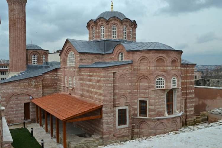 <p><span style="color:#A52A2A"><strong>MOLLA G&Uuml;RANİ CAMİİ</strong></span></p>

<p>&nbsp;</p>

<p>&nbsp;</p>

<p><strong><em>Fatih Sultan Mehmed&rsquo;in</em></strong>&nbsp;fetihten sonra hocası&nbsp;<strong><em>Molla G&uuml;rani&rsquo;ye</em></strong>&nbsp;hediye ettiği yapı, k&ouml;kl&uuml; tarihi ve mimari &ouml;zellikleriyle dikkat &ccedil;ekiyor.</p>

<p>&nbsp;</p>

<p>&nbsp;</p>

<p>&nbsp;<strong>Vefa</strong>&nbsp;semtinde yer alan&nbsp;<em><strong>Molla G&uuml;rani Camii,</strong></em>&nbsp;Osmanlı Barok mimarisinin g&uuml;n&uuml;m&uuml;ze kalan zarif &ouml;rneklerinden biri.&nbsp;</p>

<p>&nbsp;</p>

<p>&nbsp;</p>

<p><em><strong>Vefa Kilise Camii</strong></em>&nbsp;olarak da bilinen yapının&nbsp;<em><strong>5. y&uuml;zyılda</strong></em>&nbsp;inşa edildiği rivayet ediliyor.</p>

<p>&nbsp;</p>

<p>&nbsp;</p>

<p><em><strong>Fatih Sultan Mehmed,</strong></em>&nbsp;İstanbul&rsquo;u fethettiğin de bu kiliseyi cami yaptırması i&ccedil;in hocasına hediye ediyor.&nbsp;</p>

<p>&nbsp;</p>

<p><em><strong>Molla G&uuml;rani</strong></em>&nbsp;hazretlerinin bu camiye eklettiği ilk yapı aynı zamanda g&uuml;n&uuml;m&uuml;ze de ulaşan&nbsp;<strong>ilk yapı</strong>&nbsp;<strong>yivli minaresidir</strong>.&nbsp;</p>
