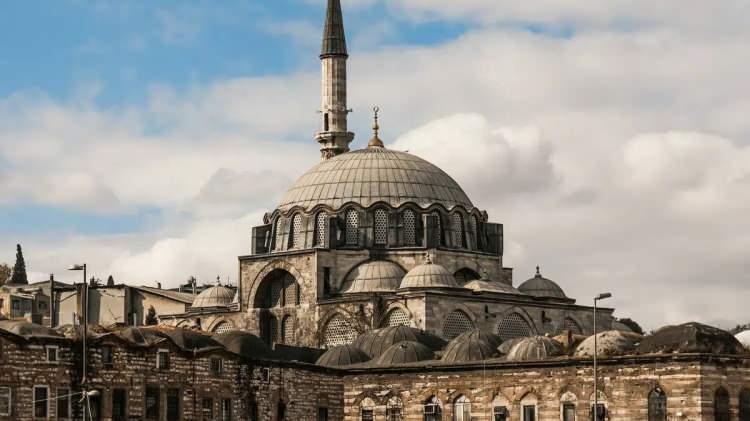 <p><span style="color:#A52A2A"><strong>R&Uuml;STEM PAŞA CAMİİ</strong></span></p>

<p>&nbsp;</p>

<p>&nbsp;</p>

<p>Hasırcılar &Ccedil;arşısı&rsquo;nda yer alan cami, &nbsp;Hali&ccedil; y&ouml;n&uuml;nden kent siluetinde &ouml;nemli bir konumda yer alıyor.</p>

<p>&nbsp;</p>

<p>Kanuni Sultan S&uuml;leyman&rsquo;ın damadı ve devrin sadrazamı R&uuml;stem Paşa tarafından Mimar Sinan&rsquo;a inşa ettirilen cami, k&uuml;lliye yapısı olarak &ouml;ne &ccedil;ıkıyor.</p>

<p>&nbsp;</p>

<p>K&uuml;lliye; cami, &ccedil;eşme, hazire, d&uuml;kk&acirc;nlar, tonozlu depolar ve iki handan meydana gelmektedir.</p>
