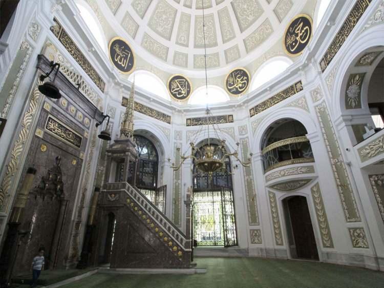 <p><span style="color:#A52A2A"><strong>HIRKA-İ ŞERİF CAMİİ</strong></span></p>

<p>&nbsp;</p>

<p>&nbsp;</p>

<p>Peygamber Efendimiz Hz. Muhammed&rsquo;in Veysel Karani&rsquo;ye bıraktığı kutsal emanetlerden biri olan Hırka-i Şerif, Ramazan ayında ziyarete a&ccedil;ılıyor.</p>

<p>&nbsp;</p>

<p>&nbsp;</p>

<p>Daire, Ramazan ayı boyunca&nbsp;<strong>hafta i&ccedil;i saat 10.00-17.00</strong>&nbsp;arasında,<strong>&nbsp;hafta sonu ise 09.00-17.30</strong>&nbsp;arasında ziyaret&ccedil;iler ile&nbsp;buluşuyor.</p>

<p>&nbsp;</p>

<p>&nbsp;</p>

<p>Kadir Gecesi&rsquo;ne kadar g&ouml;r&uuml;lebilen bu m&uuml;barek emanet, her yıl binlerce kişi tarafından ziyaret ediliyor.</p>
