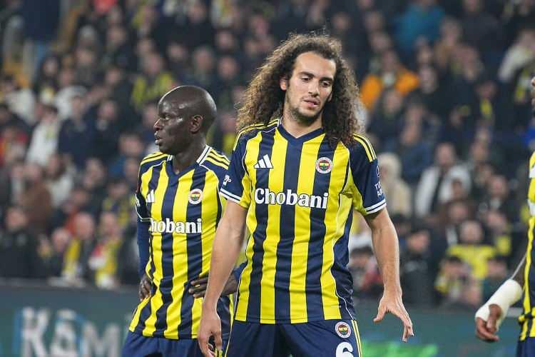 <p>"En azından ma&ccedil; da kopmuşken son b&ouml;l&uuml;mde bir 6 numarada Kante'yi g&ouml;rmek isterdim. Kante de sıkıntı yaşar yoksa 6 numara oynamazsa. K&ouml;t&uuml; g&ouml;r&uuml;n&uuml;yor yani.&rdquo;</p>
