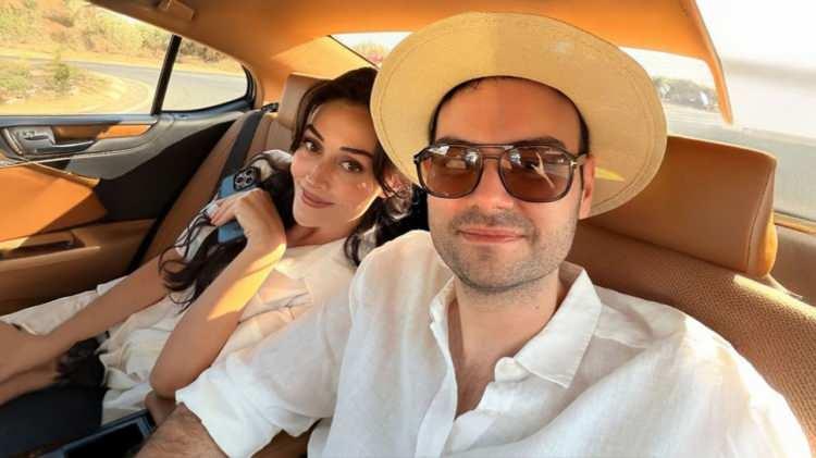 <p><strong>Ge&ccedil;tiğimiz aylarda ailelerini bir araya getiren ikilinin, &ouml;n&uuml;m&uuml;zdeki yaz i&ccedil;in d&uuml;ğ&uuml;n planlarına başladığı &ouml;ne s&uuml;r&uuml;ld&uuml;.</strong></p>
