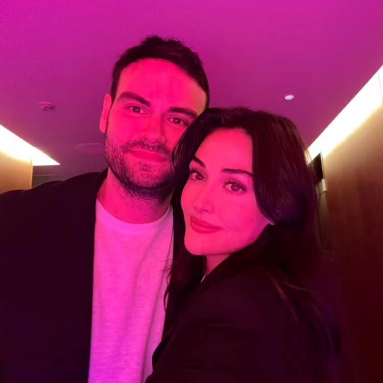 <p><span style="color:#FF0000"><strong>İKİ AYRI D&Uuml;Ğ&Uuml;N T&Ouml;RENİ YAPMAYI PLANLIYORLAR</strong></span></p>

<p><strong>İki ayrı d&uuml;ğ&uuml;n yapmayı planladıkları konuşulan &ccedil;ift, iddialara g&ouml;re ilk t&ouml;reni İtalya'nın g&ouml;zde kasabası Portofino'da, yaklaşık 200 kişilik &ccedil;ok &ouml;zel bir davetli grubuyla ger&ccedil;ekleştirecek. Ardından İstanbul'da g&ouml;rkemli bir t&ouml;renle, cemiyet ve sanat d&uuml;nyasındaki dostlarıyla bir araya gelecek.</strong></p>
