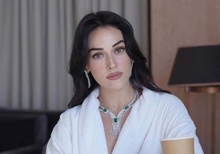 <p><strong>"Diriliş Ertuğrul", "Ramo", "Kanunsuz Topraklar", "Zamanın Kapıları" gibi projelerle ekranların sevilen ismi haline gelen Esra Bilgi&ccedil;, yalnızca meslek hayatıyla değil &ouml;zel yaşantısıyla da sık sık g&uuml;ndeme geliyor.</strong></p>
