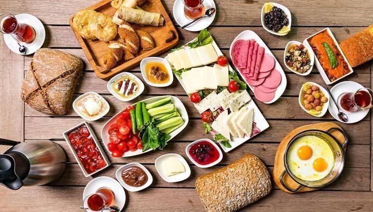 <p><strong>Bu noktada, uzmanlar bazı besinlerin sahur &ouml;ğ&uuml;nlerinde yer almaması gerektiğine dikkat &ccedil;ekiyor.</strong></p>
