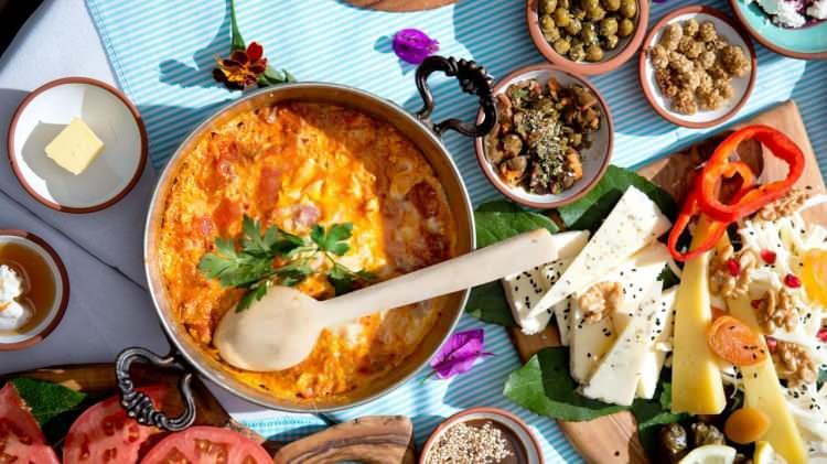 <p><span style="color:#0000FF"><strong>Mideyi yormayan doyurucu bir &ouml;ğ&uuml;n&uuml; temsil eden sahur vaktinde, uzak durulması gereken besinler...</strong></span></p>
