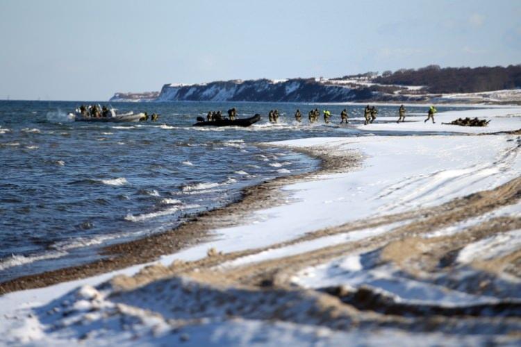 <p>Yerli silah sistemlerini tanıtan Fatih Yılmaz, "Kale KSR50 keskin nişancı t&uuml;feğimiz 1500 metre azami menziliyle zırhlı ara&ccedil;lara karşı etkin bir g&uuml;&ccedil; oluştururken, tamamen T&uuml;rk yapımı olan KNT76 yarı otomatik keskin nişancı t&uuml;feğimiz de aktif olarak kullanılmaktadır" ifadelerini kullandı.</p>
