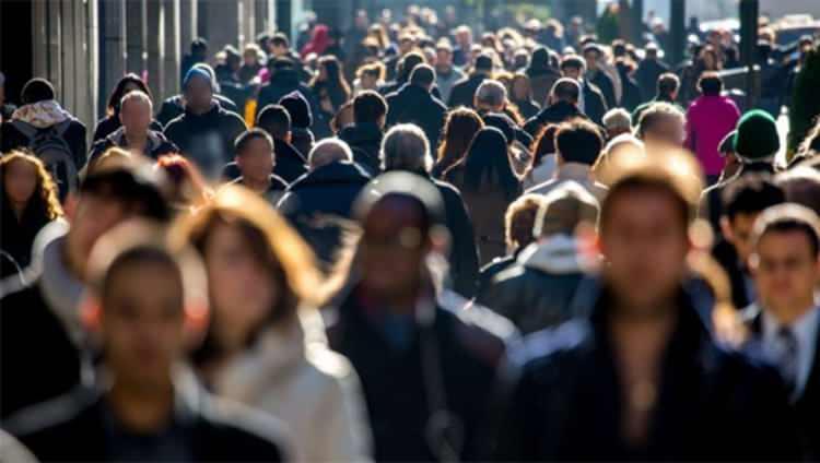 <p>Yayımlanan rapora g&ouml;re, T&uuml;rkiye genelinde 18 yaş ve &uuml;zerindeki gen&ccedil;lerin mutluluk oranları 2024 yılında y&uuml;zde 49,6 iken, 2025'te 3,7 puan artarak y&uuml;zde <strong>53,3'e y&uuml;kseldi.</strong></p>
