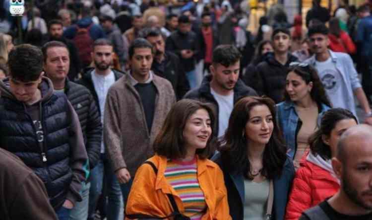 <p><strong><span style="color:#B22222">KADINLAR DAHA MUTLU</span></strong></p>

<p>Mutluluk oranı erkeklerde y&uuml;zde 46,9'dan y&uuml;zde 51,4'e, kadınlarda ise y&uuml;zde 52,3'ten y&uuml;zde 55,1'e &ccedil;ıktı.</p>
