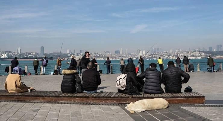 <p>Mutluluk değerleri araştırmasına g&ouml;re, sağlık y&uuml;zde 64,9 ile bireylerin temel mutluluk kaynağı olmayı s&uuml;rd&uuml;r&uuml;yor. Diğer kategorilerdeki dağılımda sevgi y&uuml;zde 14,7, başarı y&uuml;zde 9,8, para y&uuml;zde7,7 ve iş y&uuml;zde 2,7 oranında pay alarak listenin devamını oluşturdu.</p>
