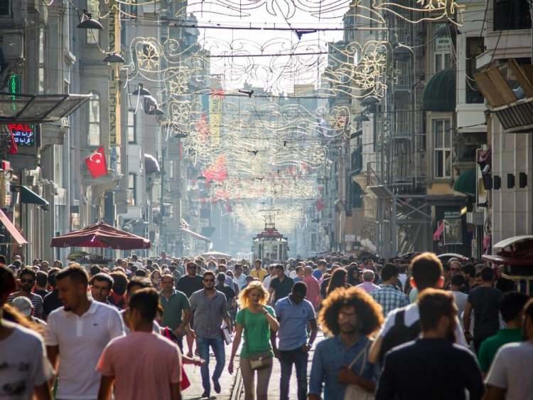 <p><span style="color:#B22222"><strong>BİREYLERİN MUTLULUK KAYNAĞI AİLELERİ</strong></span></p>

<p>Yapılan ankette en dikkat &ccedil;eken sonu&ccedil;, bireyleri en &ccedil;ok ailelerinin mutlu ettiğinin ortaya &ccedil;ıkması oldu. 2025 yılında ailesiyle mutlu olduğunu belirtenlerin oranı y&uuml;zde 69 olarak kaydedildi. Bunu sırasıyla y&uuml;zde 15,6 ile "sadece &ccedil;ocuklarım", y&uuml;zde 4,8 ile "sadece kendim", y&uuml;zde 3,9 ile "sadece eşim", y&uuml;zde 3,3 ile "sadece annem/babam" ve y&uuml;zde 1,9 ile "torunlarım" yanıtları izledi.</p>
