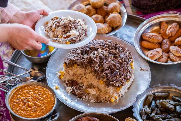 <p>Bu d&ouml;nemde milyonlarca vatandaş, sofralarını s&uuml;slerken rotasını y&ouml;resel tatlara &ccedil;eviriyor. &Ccedil;&uuml;nk&uuml; her şehir, kendi mutfağıyla Ramazan&rsquo;a ayrı bir anlam katıyor.</p>
