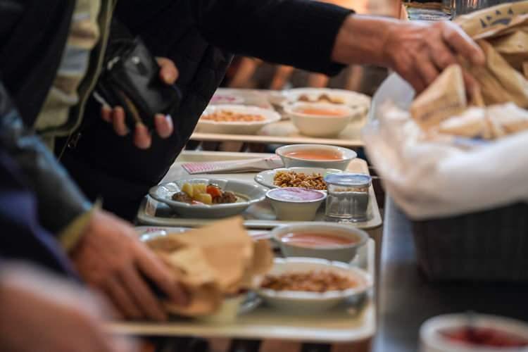 <p>T&uuml;rkiye&rsquo;nin zengin gastronomi haritasında adeta lezzet yolculuğuna &ccedil;ıkıyoruz.</p>

<p><span style="color:#B22222"><strong>İşte il il en meşhur yemekler ve &ldquo;Hangi şehirde ne yenir?&rdquo; sorusunun yanıtı&hellip;</strong></span></p>
