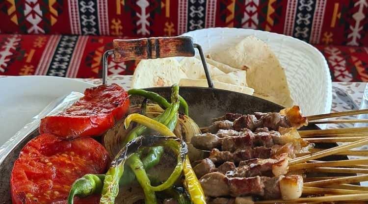 <p><span style="color:#A52A2A"><strong>AYDIN</strong></span></p>

<p>&Ccedil;&ouml;p şiş</p>

<p>&nbsp;</p>
