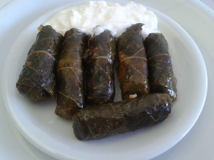 <p><span style="color:#B22222"><strong>GİRESUN&nbsp;</strong></span></p>

<p>Karalahana dolması</p>

<p>&nbsp;</p>
