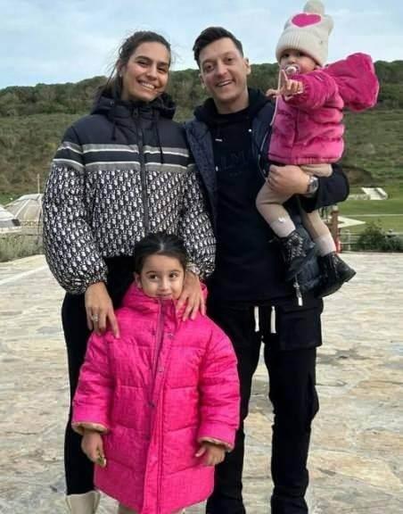 <p><strong>&Uuml;&ccedil;&uuml;nc&uuml; bebeklerinin cinsiyetini hen&uuml;z a&ccedil;ıklamak istemeyen &ccedil;iftin mutlu haberine sevenlerinden &ccedil;ok sayıda tebrik mesajı geldi.</strong></p>
