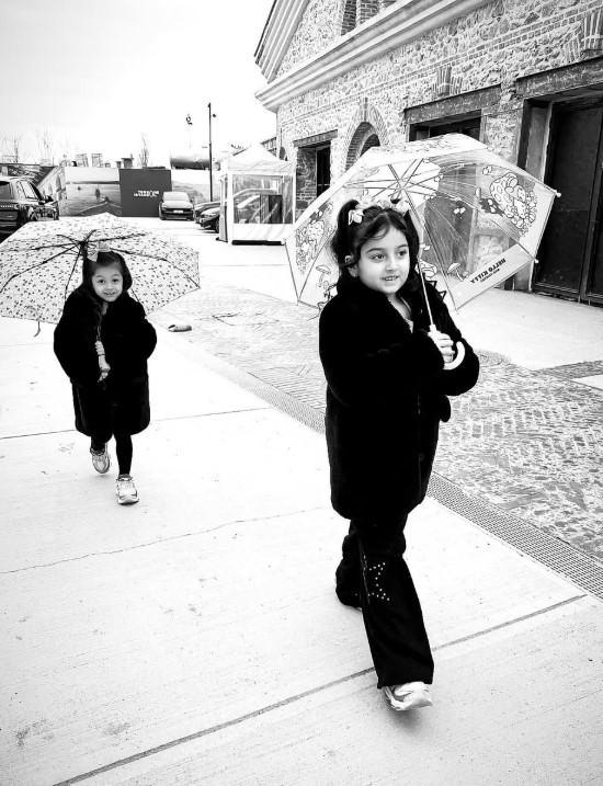 <p><span style="color:#FF0000"><strong>"AİLE HER ŞEYDİR"</strong></span></p>

<p><strong>G&uuml;n boyu kızları ile vakit ge&ccedil;iren ve karelerini takip&ccedil;ilerinin beğenisine sunan &uuml;nl&uuml; isim, "Aile her şeydir. İnsanın ailesi ile olması d&uuml;nyanın en b&uuml;y&uuml;k zenginliğidir" ifadelerini kullandı.</strong></p>
