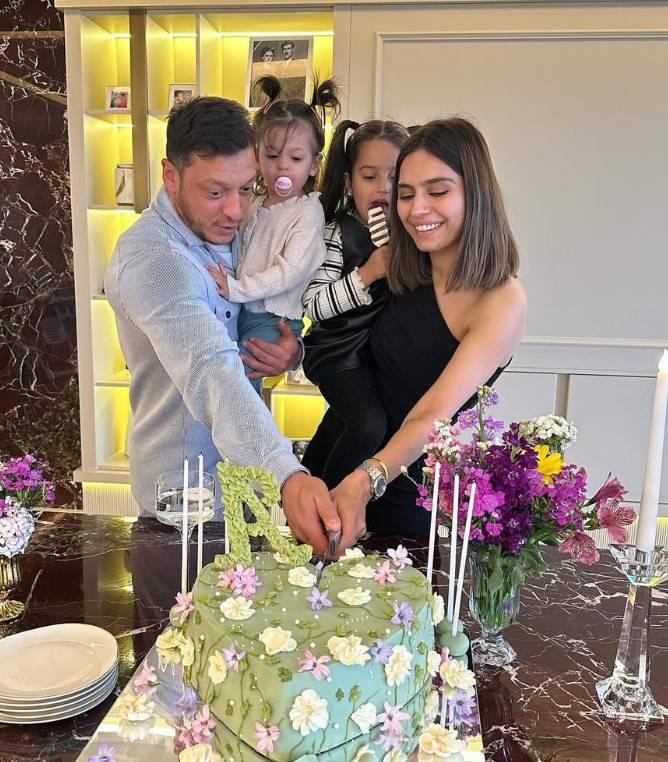 <p><strong>2020 yılında ilk kızları Ela'yı, ardından 2022 yılında ikinci kızları Eda'yı kucaklarına alan &ccedil;ift, &uuml;&ccedil;&uuml;nc&uuml; kez anne ve baba olmak i&ccedil;in g&uuml;n sayıyor.</strong></p>
