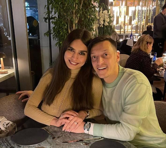 <p><strong>2019 yılında bir &ouml;m&uuml;r boyu mutluluğa 'evet' diyen &uuml;nl&uuml; futbolcu Mesut &Ouml;zil ve Amine G&uuml;lşe &ccedil;ifti, m&uuml;jdeli bir haberle g&uuml;ndemde.&nbsp;</strong></p>
