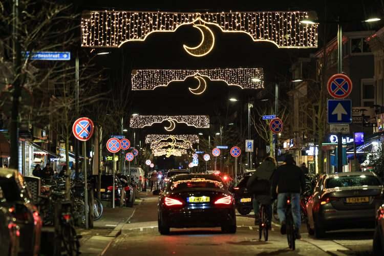 <p>Cadde boyunca &ldquo;Fijne Ramadan&rdquo; (Hayırlı ramazanlar) mesajı işlenen ışıklı s&uuml;slemeler asıldı.</p>
