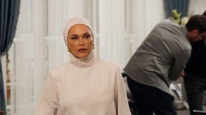 <p><strong>H&uuml;lya Avşar'ın baş&ouml;rt&uuml;l&uuml; bir karakteri oynadığı 'Aynı Yağmur Altında' dizisinin ikici b&ouml;l&uuml;m&uuml;nde yer alan 'domuz eti' sahnesiyle sosyal medyada b&uuml;y&uuml;k tepki &ccedil;ekti.</strong></p>
