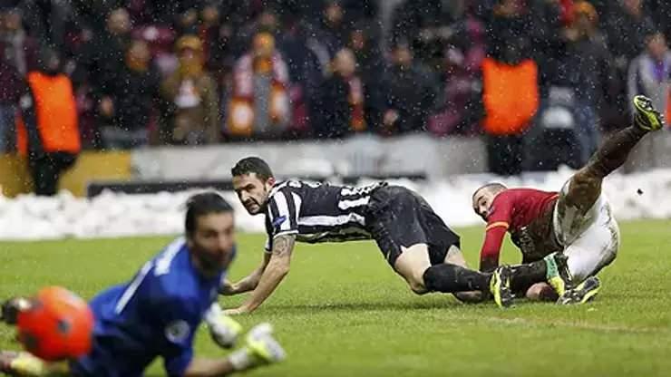 <p>Sarı-kırmızılılara o karşılaşmada galibiyeti Wesley Sneijder getirmişti.</p>
