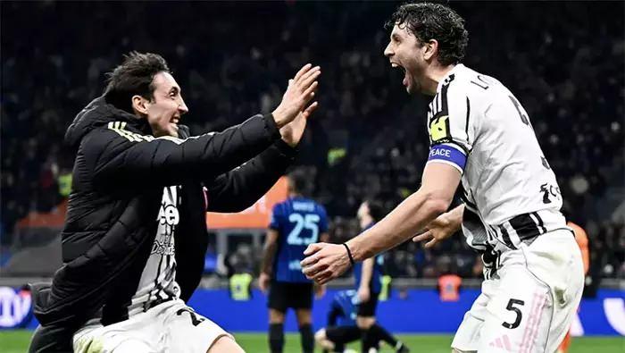 <p>Galatasaray ile Juventus arasındaki r&ouml;vanş karşılaşması&nbsp;25 Şubat &Ccedil;arşamba g&uuml;n&uuml; İtalya'da TSİ 23.00'te oynanacak.</p>
