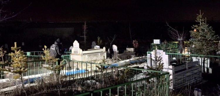 Erzurum'da mezarlıkta ş&uuml;pheli &ccedil;&ouml;p poşeti: Acı ger&ccedil;ek ortaya &ccedil;ıktı