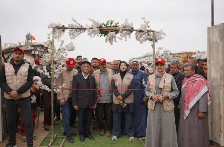 <p>Altyapı imkanlarının sınırlı olduğu b&ouml;lgede su, elektrik ve internet gibi temel ihtiya&ccedil;ların sağlanması i&ccedil;in &ouml;zel &ccedil;aba harcandığını ifade eden Ebu Enver, gelecek hafta Gazze&rsquo;nin kuzeyindeki Muhabarat b&ouml;lgesinde ikinci 'Yıldız Tilbe &Ccedil;adır Kenti'nin a&ccedil;ılacağını a&ccedil;ıkladı.&nbsp;</p>
